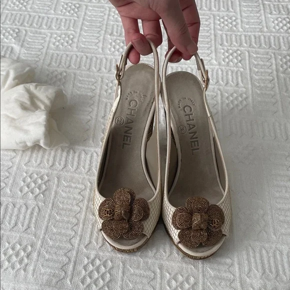 CHANEL Camellia Heels Sandals Slingback size 35 / 5 B gold white flower - Picture 5 of 17